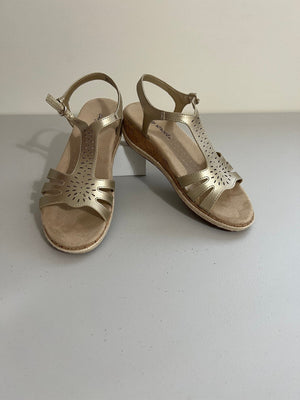 Easy Street Womens Dorinda Faux Leather Cut-Out Slingback Sandals 8eas